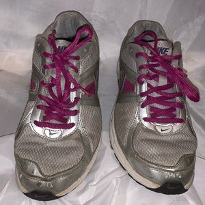 Ladies Girls Nike Dart Size 6.5 Silver Grey